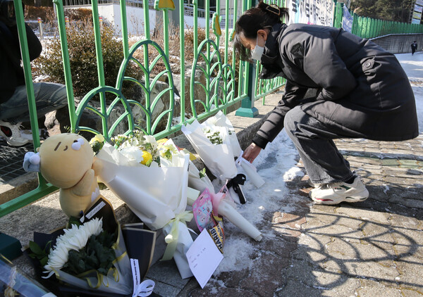 11일 범행이 발생한 학교에서 한 시민이 피해자 김하늘 양을 추모하고 있다.&nbsp;ⓒ뉴스1