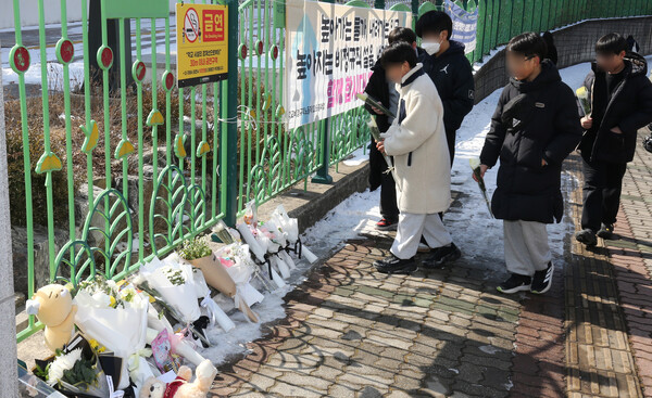 11일 범행이 발생한 학교에서 학생들이 A양을 추모하고 있다. 2025.2.11. ⓒ뉴스1