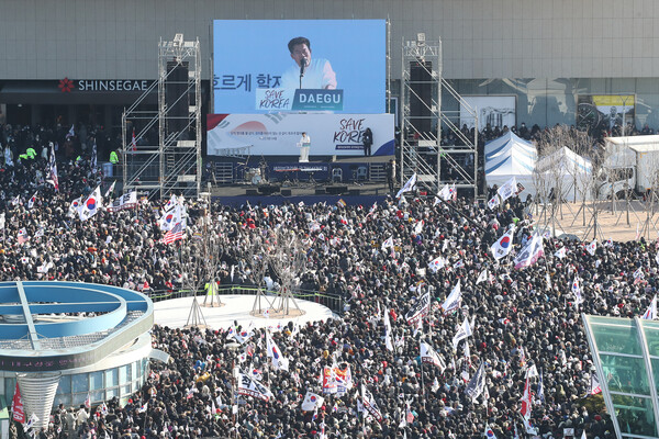 한국사 '일타강사' 전한길이 8일 오후 대구 동구 동대구역 광장에서 열린 '세이브코리아 국가비상기도회'를 찾아 연설하고 있다. 2025.2.8. ⓒ뉴스1