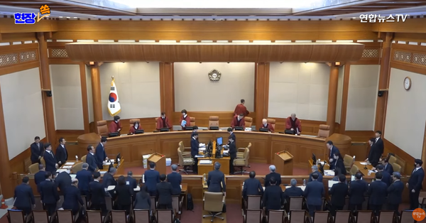 제일 먼저 자리에서 일어나는&nbsp;문형배 헌법재판소장 권한대행. ⓒ연합뉴스TV