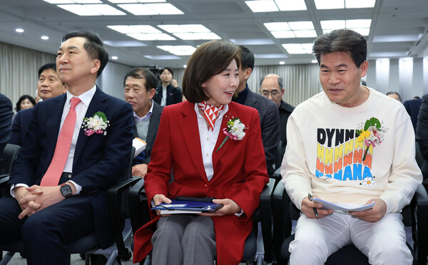 나경원 국민의힘 의원과 대화 중인 전한길 강사. ⓒ뉴스1