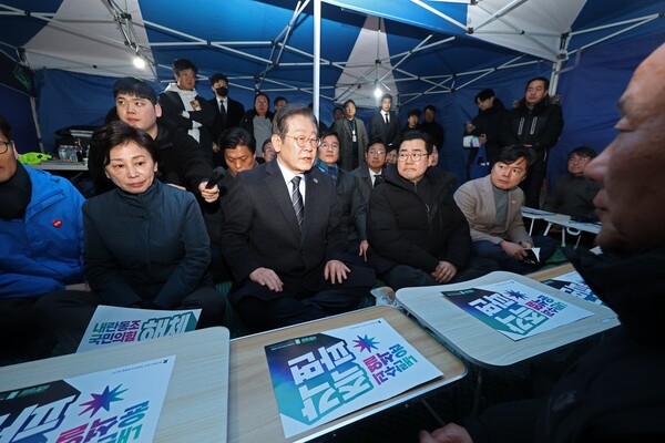 이재명 더불어민주당 대표가 9일 오후 서울 종로구 경복궁역 인근에서 윤석열 대통령 탄핵을 촉구하며 단식 농성 중인 윤석열즉각퇴진·사회대개혁 비상행동 대표단을 찾아 대화하고 있다.&nbsp;ⓒ뉴스1&nbsp;