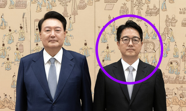 2024년 9월 18일 임명장을 받은 뒤 윤석열 대통령과 기념 촬영을 하는 심우정 총장&nbsp;ⓒ대통령실 제공&nbsp;