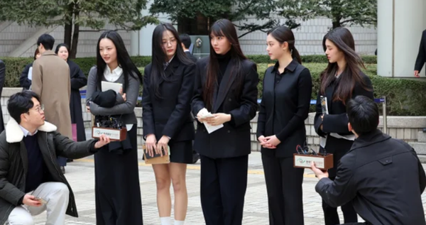 서울중앙지방법원 앞에서&nbsp; 취재진의 질문에 답하는 뉴진스(NJZ). ⓒ뉴스1