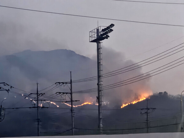 22일 경남 산청 시천면에서 전날 발생한 산불이 이어지고 있다.&nbsp;ⓒ뉴스1&nbsp;