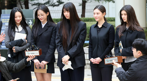 법원 앞에서 기자회견 중인 뉴진스. ⓒ뉴스1