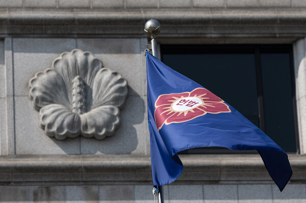 '12·3 비상계엄' 관련 한덕수 국무총리의 탄핵 심판 사건 선고를 하루 앞둔 23일 서울 종로구 헌법재판소의 깃발이 바람에 날리고 있다.&nbsp;ⓒ뉴스1&nbsp;