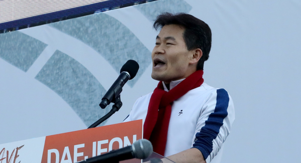 집회에 참석 중인 전한길 강사. ⓒ뉴스1