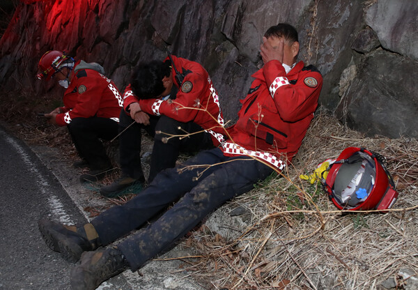 27일 경남 산청군 시천면 동당마을 일대에서 산청군 소속 산불진화대원들이 산불 진화 작업 중 휴식을 취하고 있다.&nbsp;ⓒ뉴스1