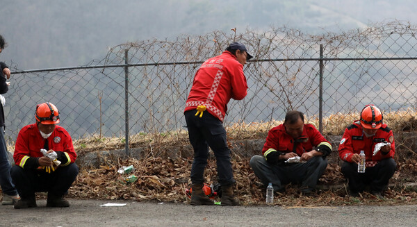 27일 경남 산청군 시천면 동당마을 일대에서 산청군 소속 산불진화대원 산불 진화 작업 중 김밥으로 끼니를 때우고 있다.&nbsp;ⓒ뉴스1