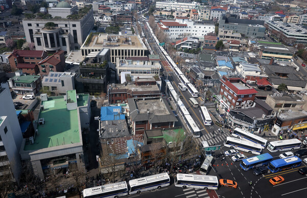 1일 서울 종로구 헌법재판소 인근에 경찰 차벽이 세워진 모습. ⓒ뉴스1&nbsp;