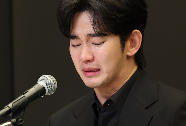 배우 김수현이 지난달 31일 기자회견을 열고 고(故) 김새론이 미성년자일 때부터 교제했다는 의혹 등에 대해 입장을 밝히며 울고 있는 모습.&nbsp;ⓒ뉴스1&nbsp;