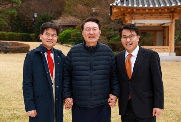 ​전한길, 윤석열 전 대통령, 윤상현 국민의힘 의원. ⓒ전한길 뉴스 사진 캡처