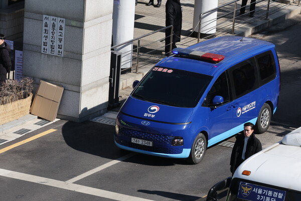 윤 전 대통령이 탄 법무부 호송 차량이 2월 20일 서초구 서울중앙지법을 빠져나가는 모습.&nbsp;ⓒ뉴스1&nbsp;