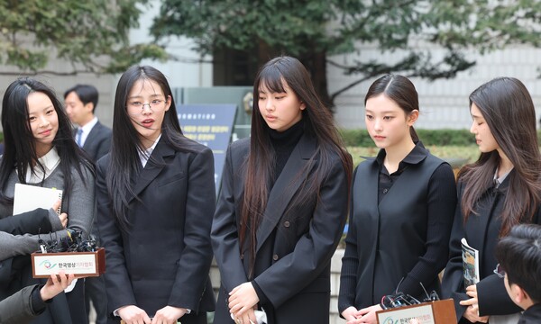 그룹 뉴진스(하니, 민지, 혜인, 해린, 다니엘)가 3월 7일 서울 서초구 서울중앙지방법원에서 어도어 측이 제기한 ‘기획사 지위보전 및 광고계약 체결 등 금지’ 가처분 첫 심문기일을 마친 후 취재진 질문에 답하고 있다.&nbsp;ⓒ뉴스1&nbsp;