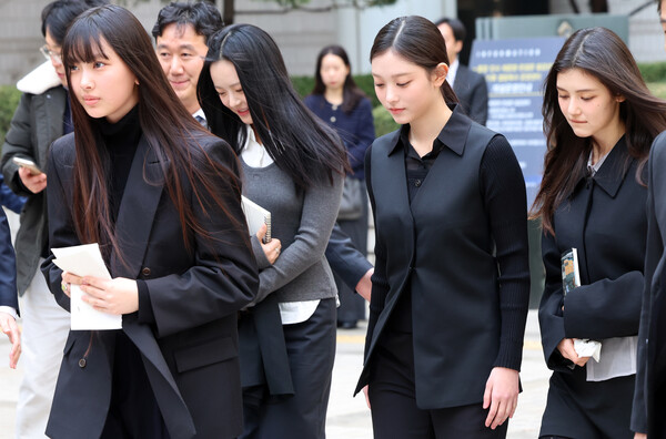 그룹 뉴진스 멤버들이 3월 7일 서울 서초구 서울중앙지방법원에서 어도어 측이 제기한 ‘기획사 지위보전 및 광고계약 체결 등 금지’ 가처분 첫 심문기일을 마친 후 법원을 나서고 있다. ⓒ뉴스1&nbsp;