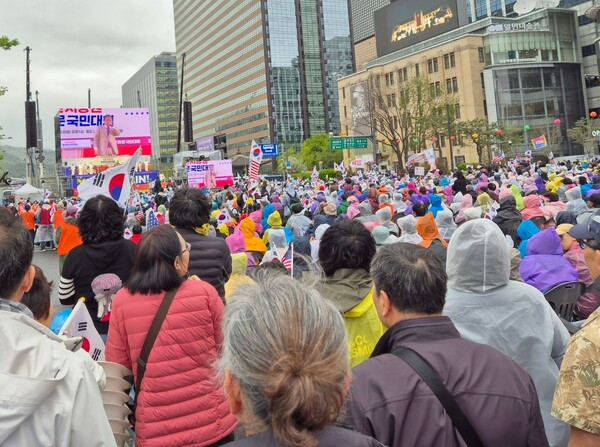 19일 오후 '4·19 광화문 혁명 국민 대회' 참가자들의 모습.&nbsp;ⓒ뉴스1&nbsp;