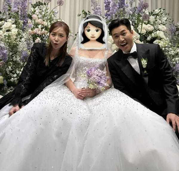 김종민 아내의 얼굴을 이모지로 가린 신지. ⓒ인스타그램