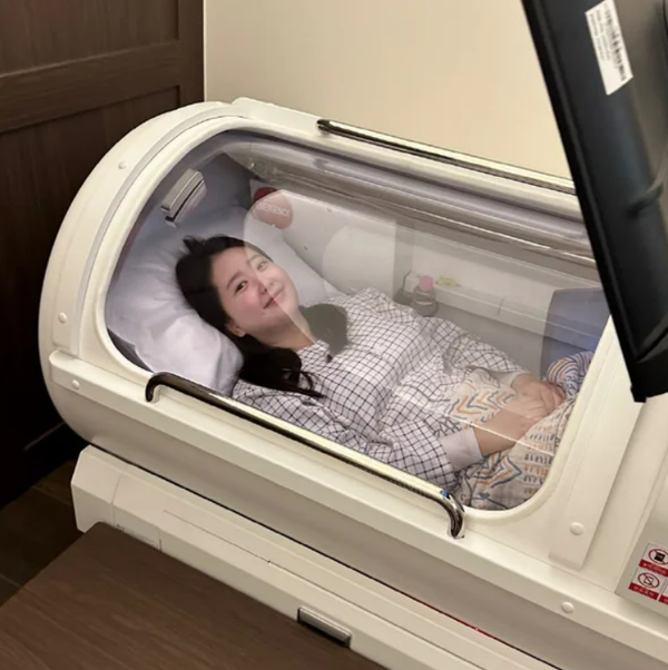 산소챔버에 들어간 김다예. ⓒ인스타그램