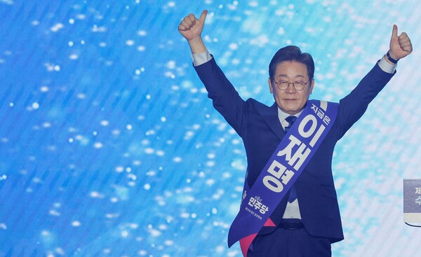 이재명 더불어민주당 대선 경선 후보가 27일 경기 고양시 킨텍스에서 열린 수도권·강원·제주 합동연설회에서 정견발표에 앞서 인사하고 있다.&nbsp;ⓒ뉴스1&nbsp;