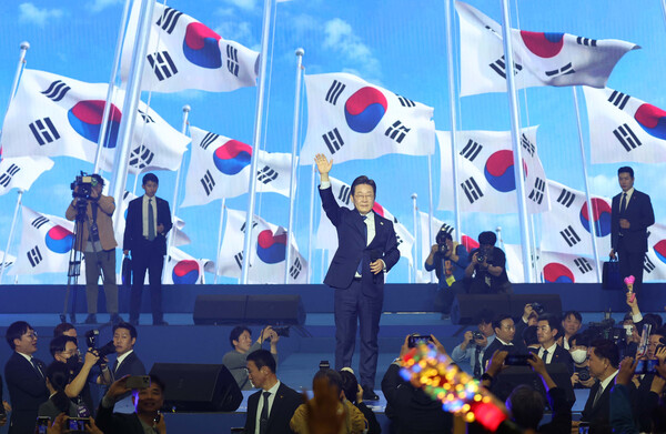 21대 대선 더불어민주당 후보로 선출된 이재명 후보가 27일 경기 고양시 킨텍스에서 열린 수도권·강원·제주 합동연설회에서 수락연설을 마친뒤 인사하고 있다.(