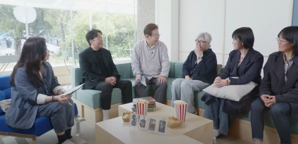 이재명 후보와 이야기를 나누는 김은숙 작가. ⓒSBS