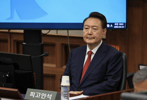 윤석열 전 대통령이 지난달 21일 서울중앙지법에서 열린 내란 우두머리 혐의 두 번째 공판에 출석한 모습.&nbsp;ⓒ뉴스1