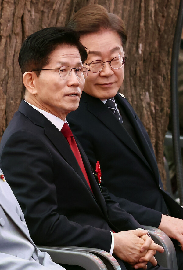 김문수 국민의힘 대선 후보와 이재명 더불어민주당 대선 후보가 5일 조계사에서 열린 불기 2569년 부처님오신날 봉축법요식에 참석한 모습.&nbsp;ⓒ뉴스1&nbsp;