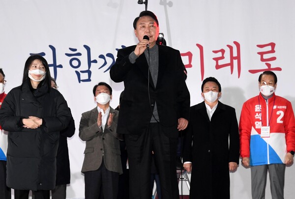 윤석열의 그림자. ⓒ뉴스1