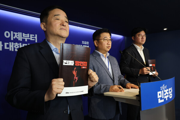 더불어민주당이 공개한 김문수 망언집.&nbsp;ⓒ뉴스1&nbsp;