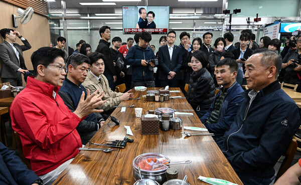 김 후보가 12일 가락시장에서 상인들과 함께 이야기를 나누는 모습.&nbsp;ⓒ한겨레&nbsp;&nbsp;