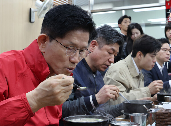 김 후보가 12일 가락시장에서 상인들과 함께 순대국밥을 먹는 모습.&nbsp;ⓒ뉴스1&nbsp;