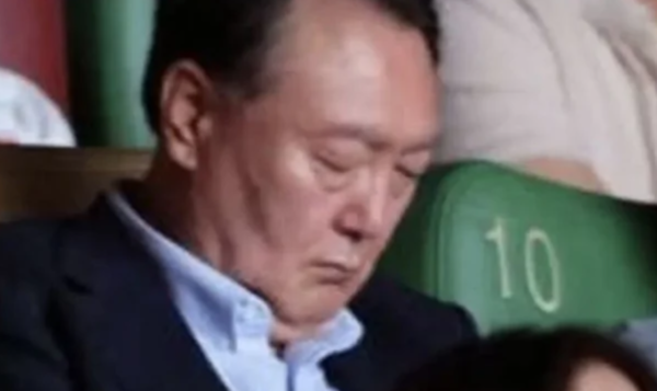 졸고 있는 윤 전 대통령. ⓒ온라인 커뮤니티