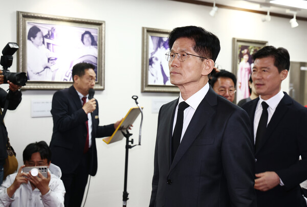 김문수 국민의힘 대선 후보가 24일 경북 구미시 박정희 전 대통령 생가를 찾아 참배하고 있다.&nbsp;ⓒ뉴스1&nbsp;