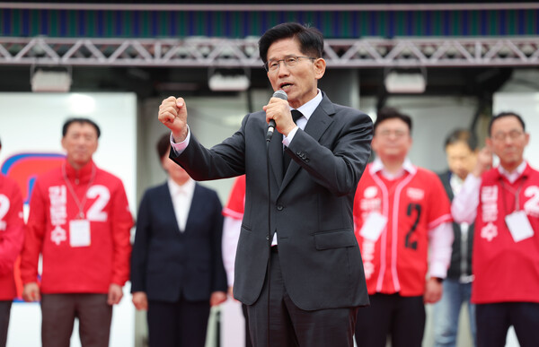 김문수 국민의힘 대선 후보가 24일 경북 구미시 박정희 전 대통령 생가 인근에서 집중유세를 하고 있다.&nbsp;ⓒ뉴스1&nbsp;