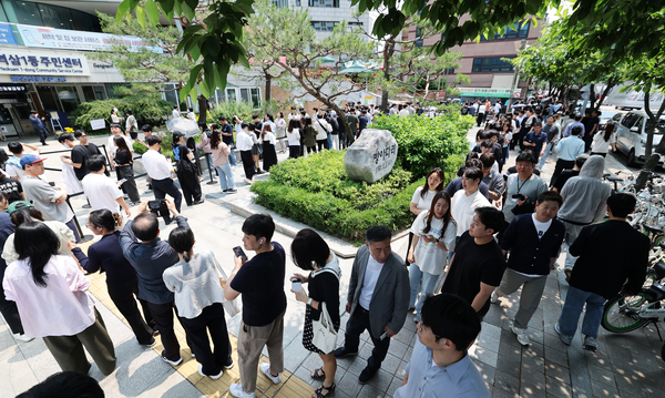 사전 투표 중인 시민들. ⓒ뉴스1