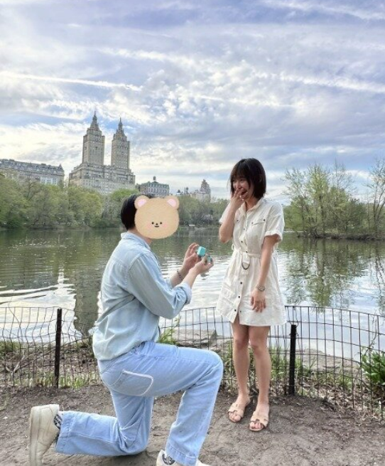 프로포즈를 받는 민. ⓒSNS