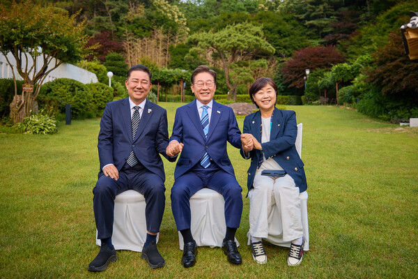 이재명 대통령이 7일 서울 한남동 관저에서 열린 더불어민주당 1·2기 지도부 초청 만찬에서 차기 원내대표 선거에 출사표를 던진 김병기(왼쪽), 서영교 의원과 기념촬영을 하고 있다. ⓒ대통령실 제공&nbsp;