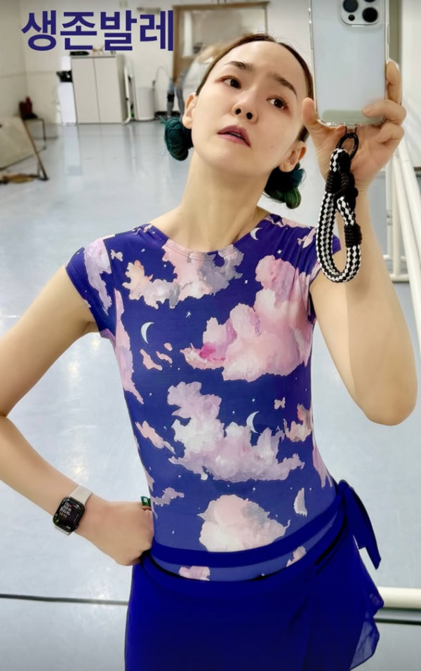 '뇌 신경마비' 투병 중인 김윤아가 전한 깜짝 근황: 퇴근 후 누워 있는 직장인들 벌떡 일어서게 한다