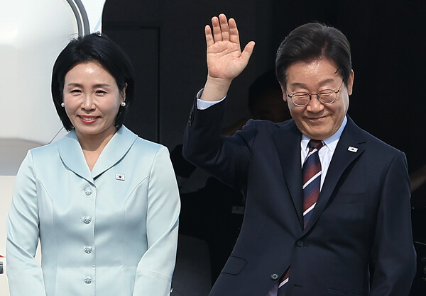 출국하는 이재명 대통령 부부. ⓒ뉴스1