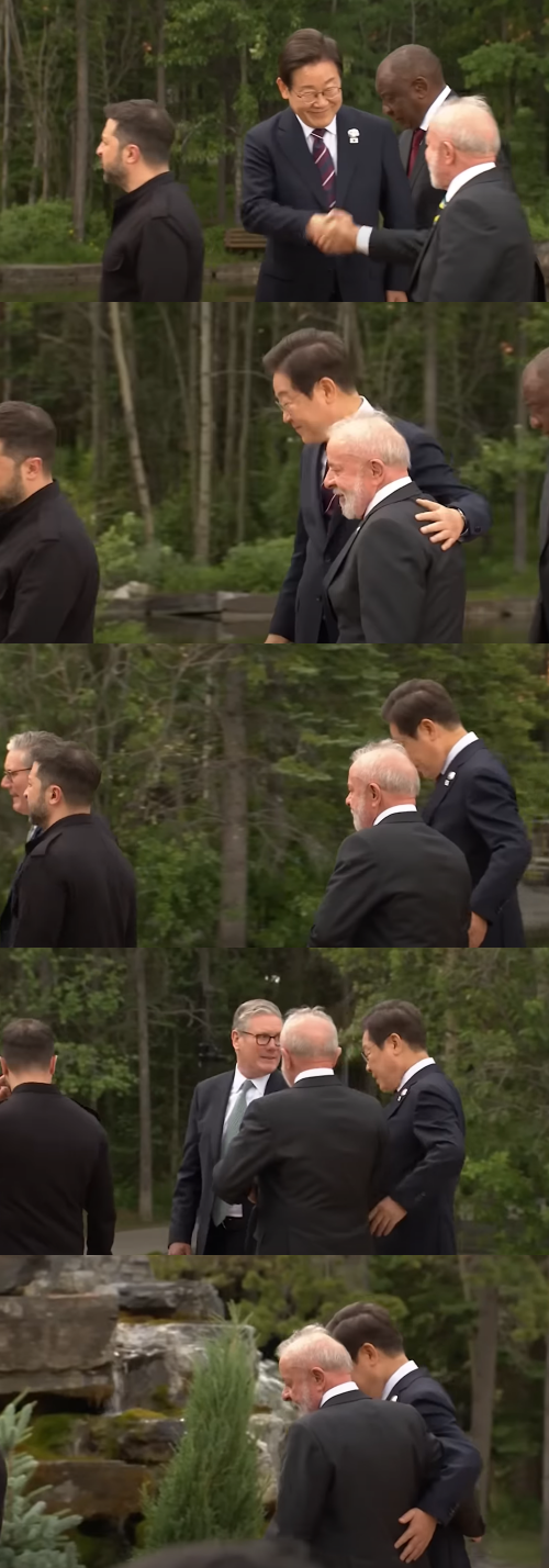 서로 말없이 어깨동무하는 두 정상. ⓒJTBC