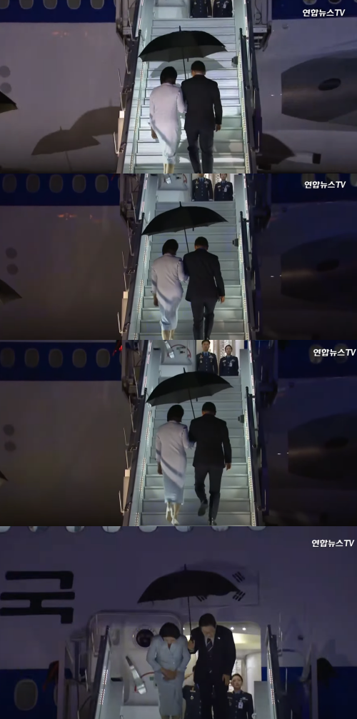 사이좋게 우산 쓰고 올라가는 이 대통령 부부. ⓒ유튜브 '연합뉴스 TV'