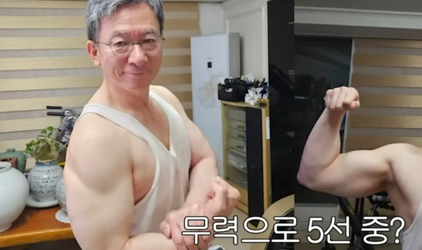 팔뚝을 자랑하는 정 후보자. ⓒ채널A