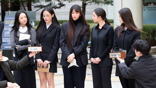 법원에 출석한 뉴진스. ⓒ뉴스1