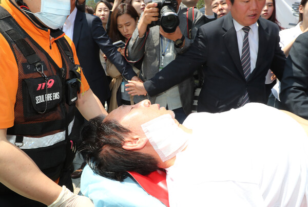 2018년 5월 10일 드루킹 사건 특별검사 도입을 요구하며 8일째 단식 중인 자유한국당 김성태 원내대표의 건강이 급속도로 악화되면서 병원으로 긴급 이송되는 모습.&nbsp;ⓒ뉴스1&nbsp;