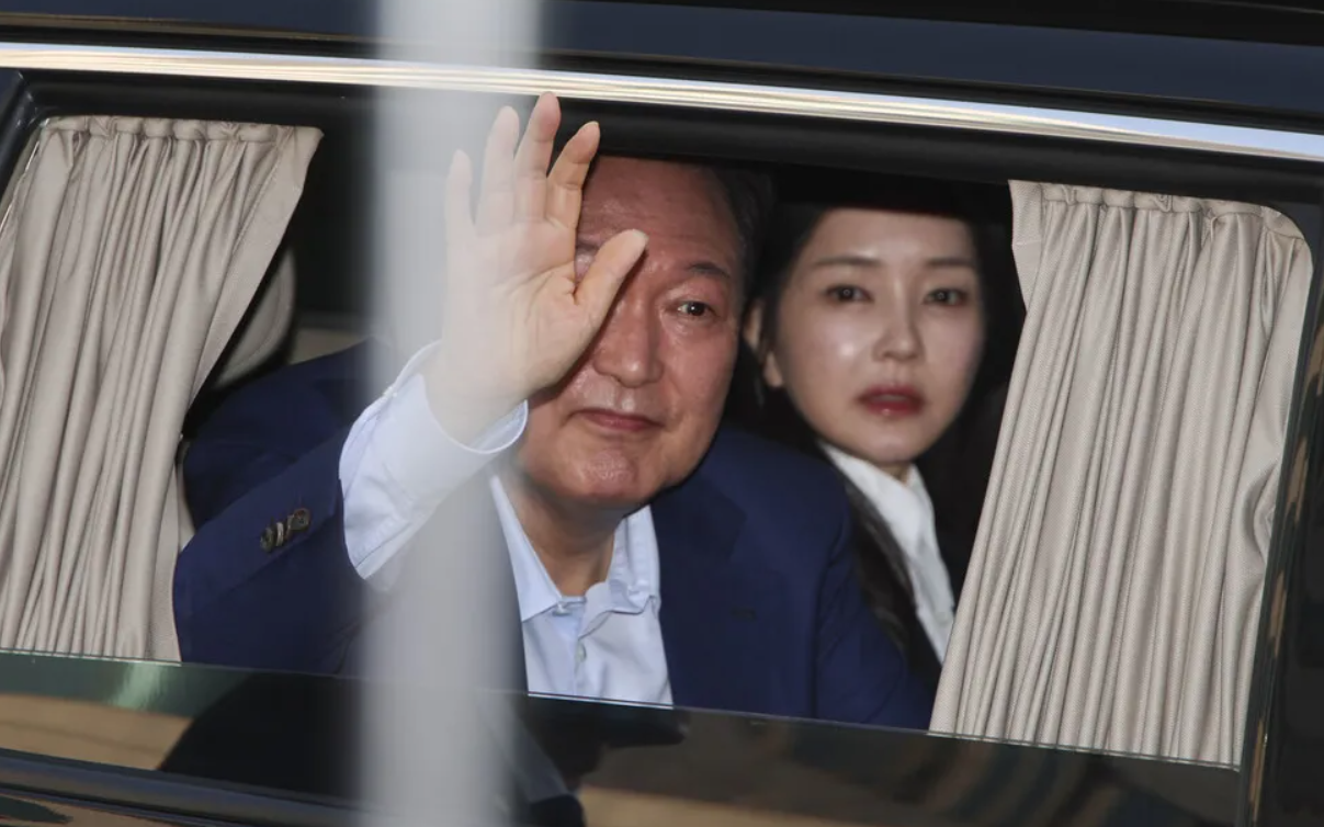 관저 나오는 윤석열 김건희 부부.&nbsp;ⓒ공동취재사진