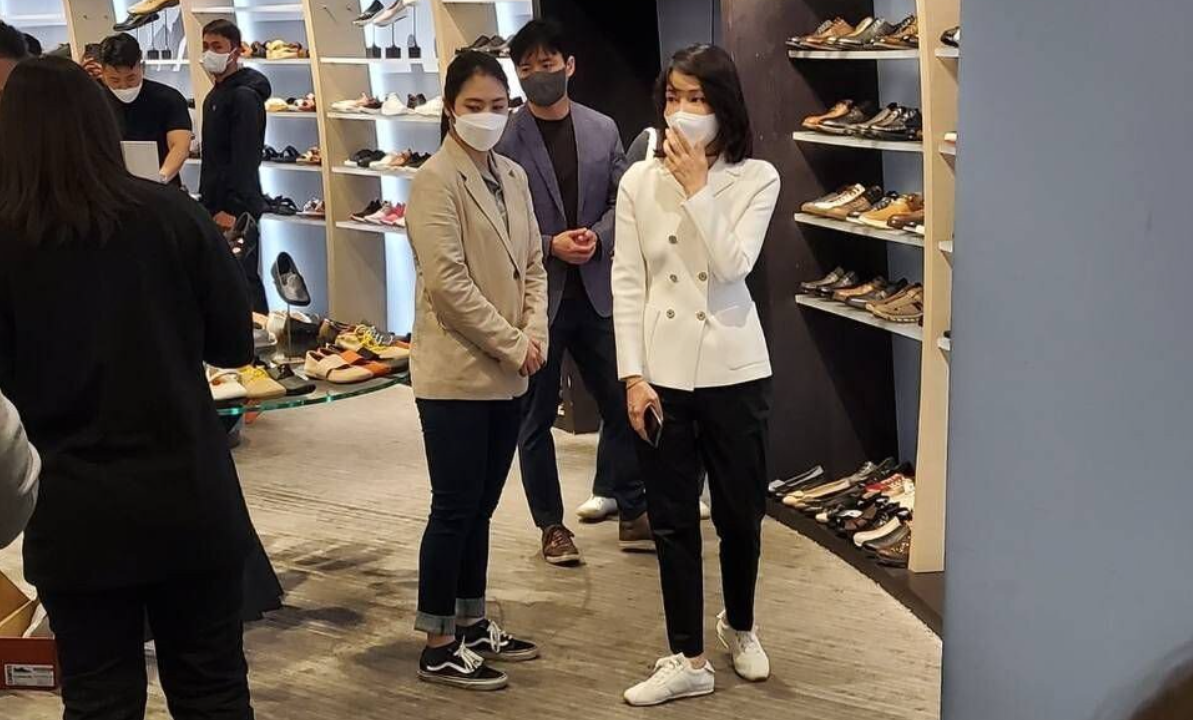 신세계 강남점을 찾아 윤석열 전 대통령의 신발을 보고 있는 김건희 씨.&nbsp;ⓒ뉴스1