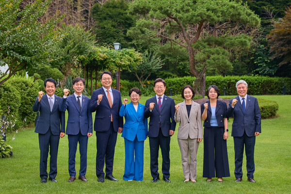 국회 비교섭단체 지도부와 오찬회동에 앞서 기념촬영 중인 이재명 대통령. ⓒ뉴스1