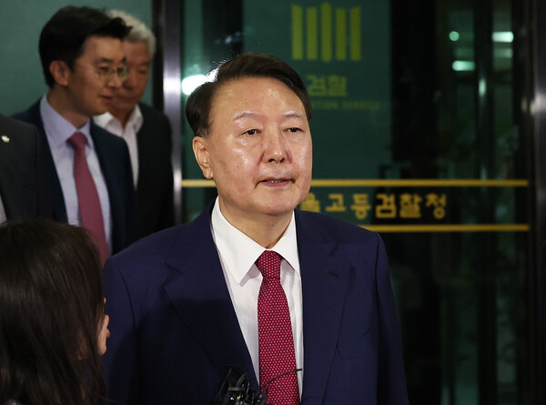 윤석열 전 대통령이 5일 내란특검 2차 대면조사를 받은 뒤 서울고검 청사를 나서고 있다.&nbsp;ⓒ뉴스1&nbsp;