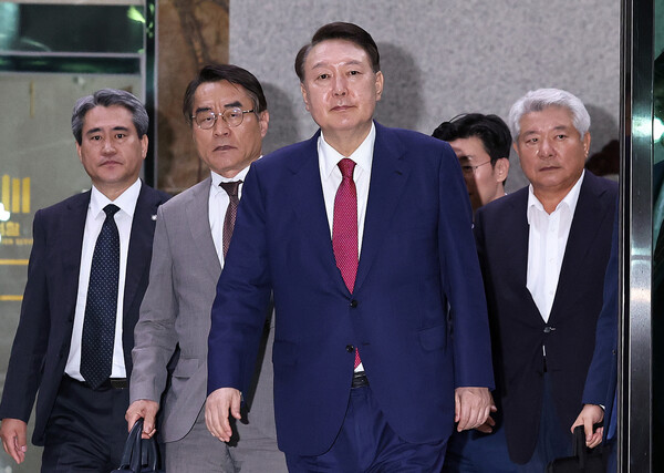 윤석열 전 대통령이 5일 내란특검 2차 대면조사를 받은 뒤 서울고검 청사를 나서고 있다.&nbsp;ⓒ뉴스1&nbsp;